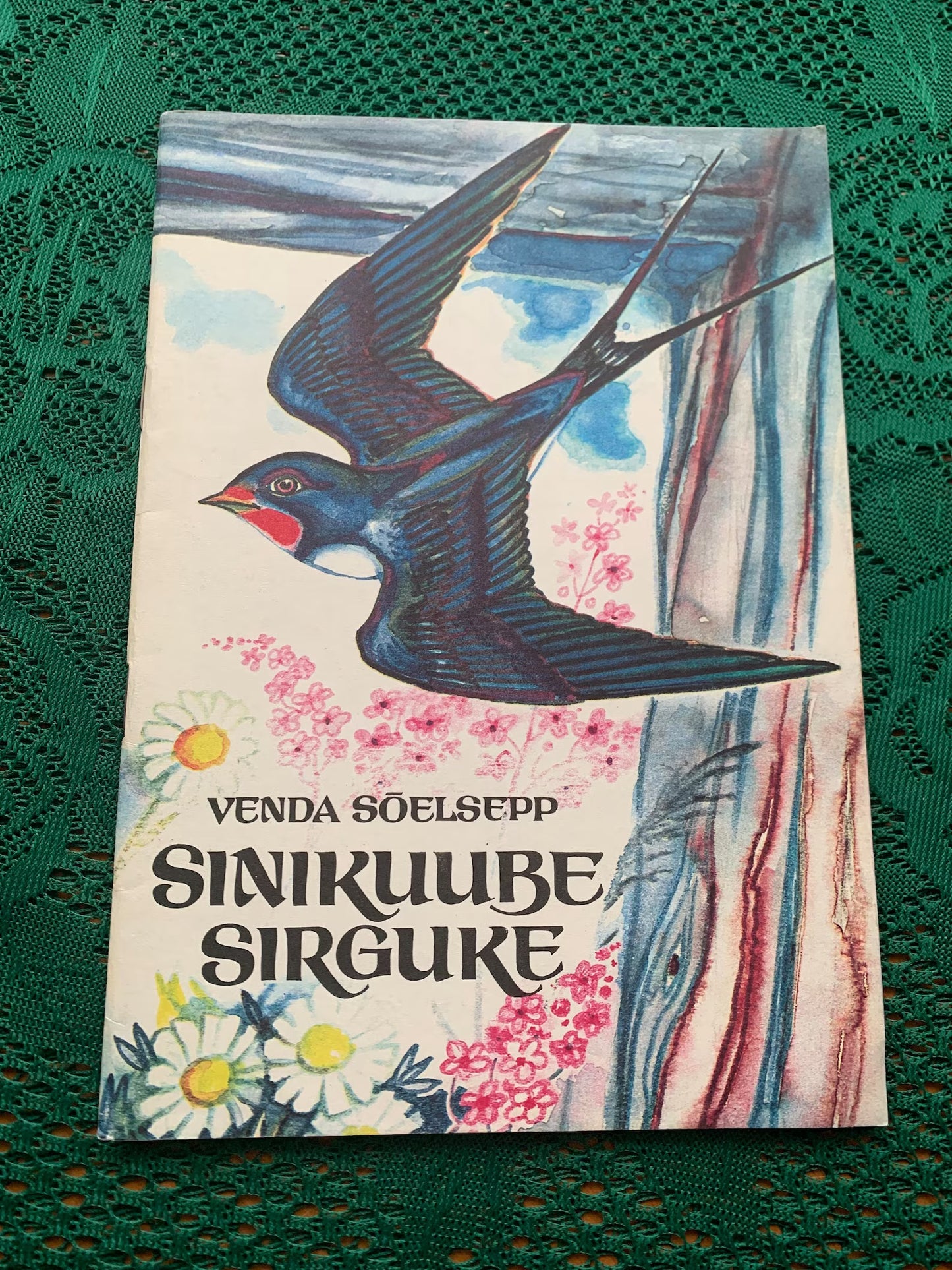 Vintage Children's Book in Estonian - SINIKUUBE SIRGUKE - Lovely illustrations - Printed in USSR - 1981